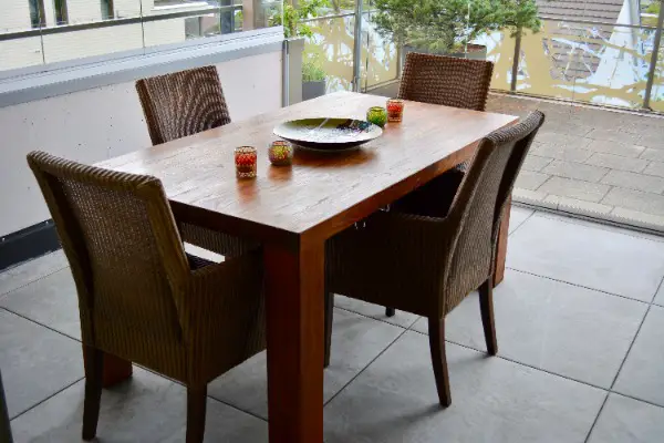 Gartentisch mit vier Stühlen von Hunn