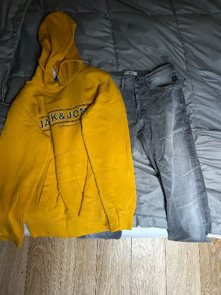 Pullover Jack & Jones (M) + graue Jeans