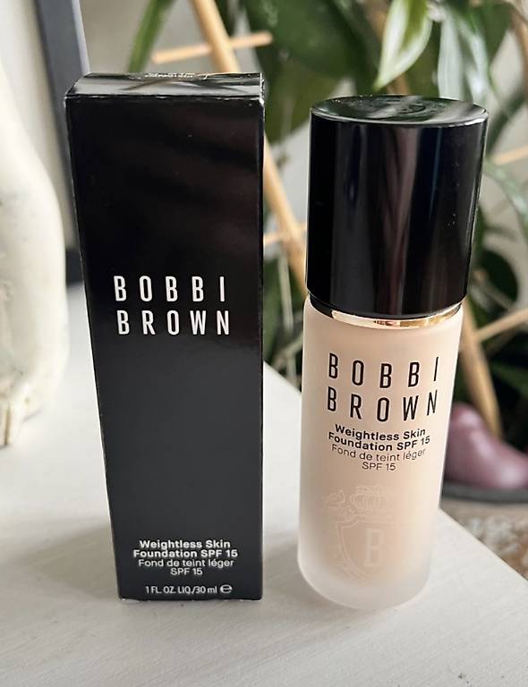 Bobbi Brown weightless skin foundation SPF15 / N-010 Porcela