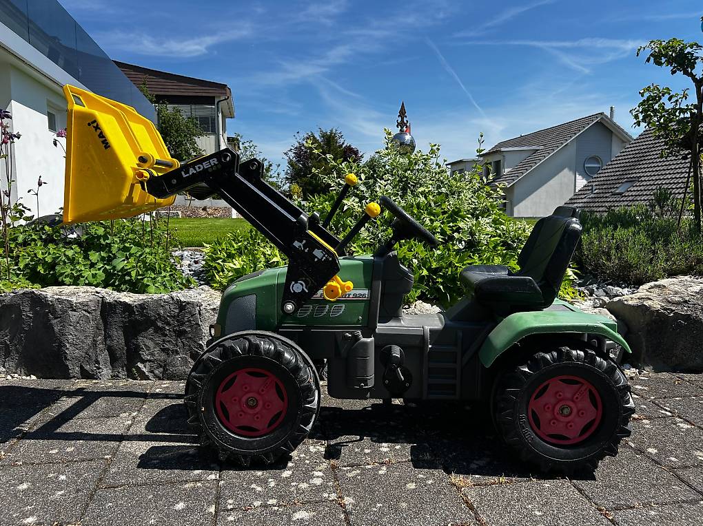 Trettraktor mit 3 Anhängern