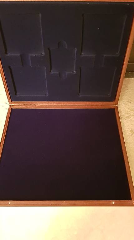 Schatulle mit Samt ausgekleidet