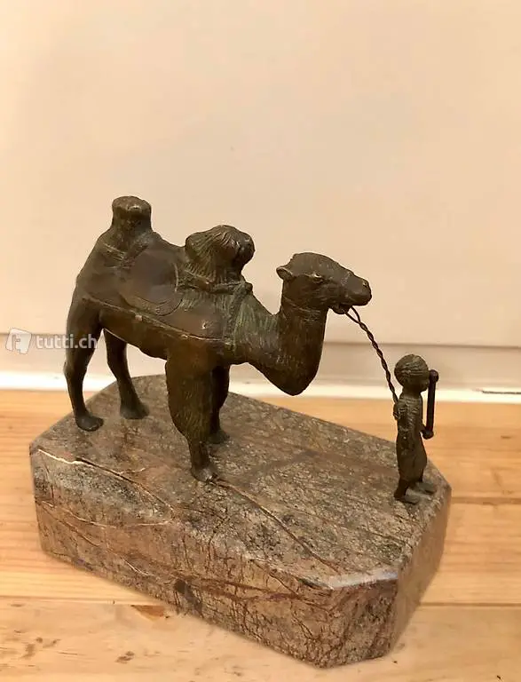 Kamel mit Araber auf Marmorsockel