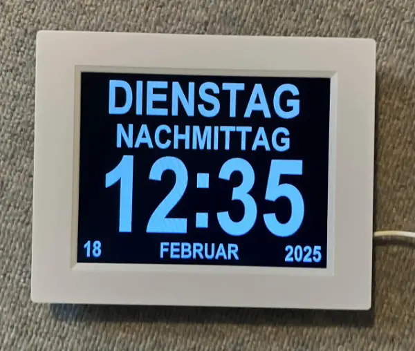 Digitale Altersuhr mit Tagesanzeige, in weiss