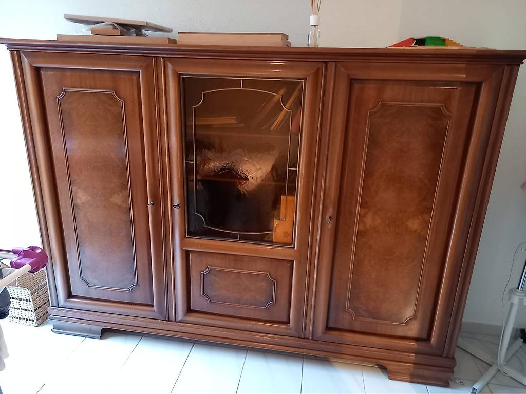 Massiver Nussbaum-Wohnzimmerschrank? klassisch & edel