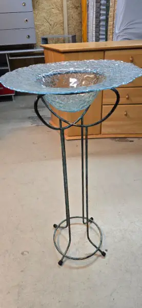 Schöne Blumenvase aus Glas auf Metallständer