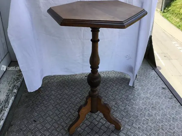  Antikes restaurierte Tischli