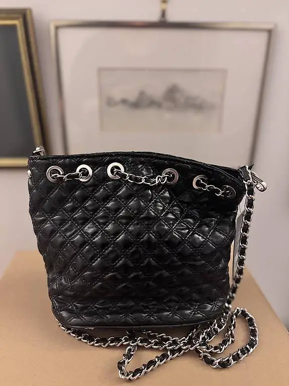 Kleine Schultertasche mit Metalkette, neu und unbenutzt