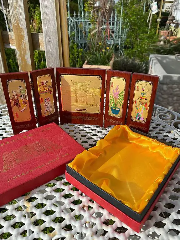 chinesischer Tischparavant mit Metallschildern auf Mahagoni