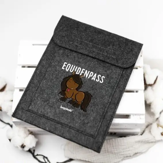 Pferdepasshülle aus Filz | Sujet KALTBLUT | dunkelgrau