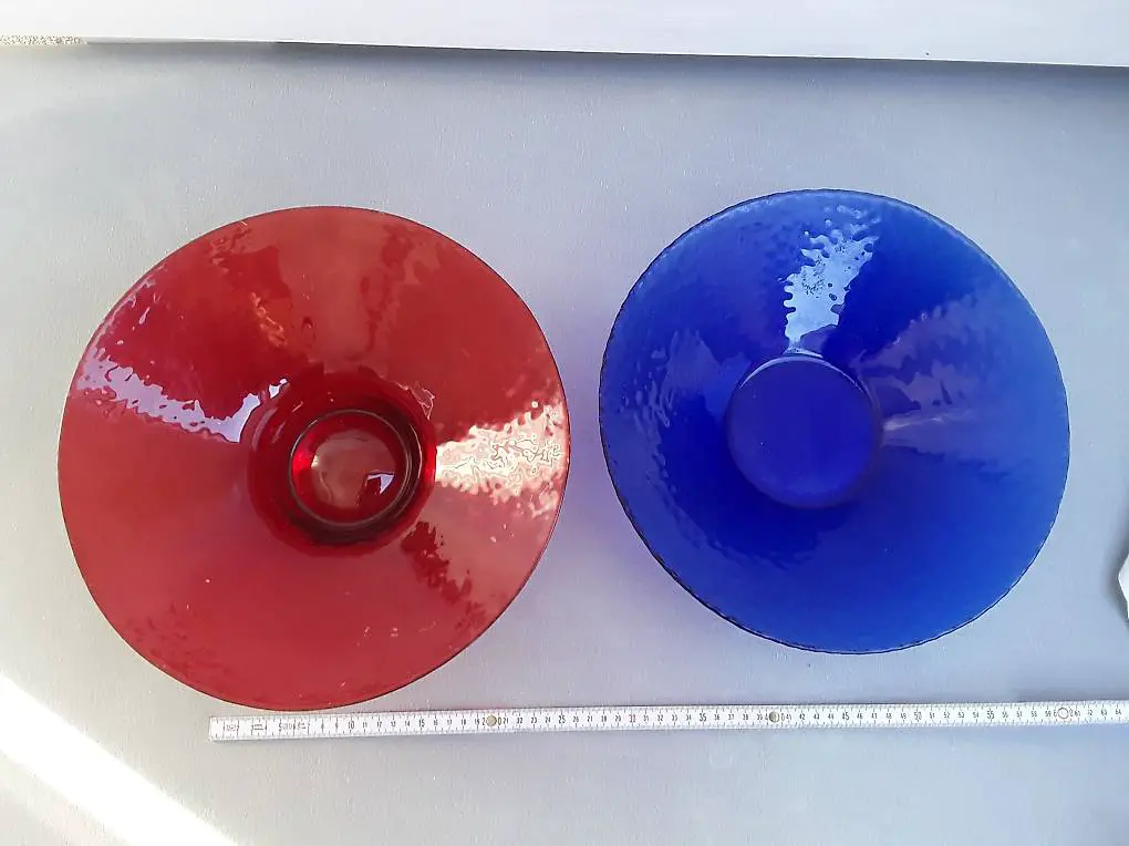 Schüsseln aus Glas rot und blau