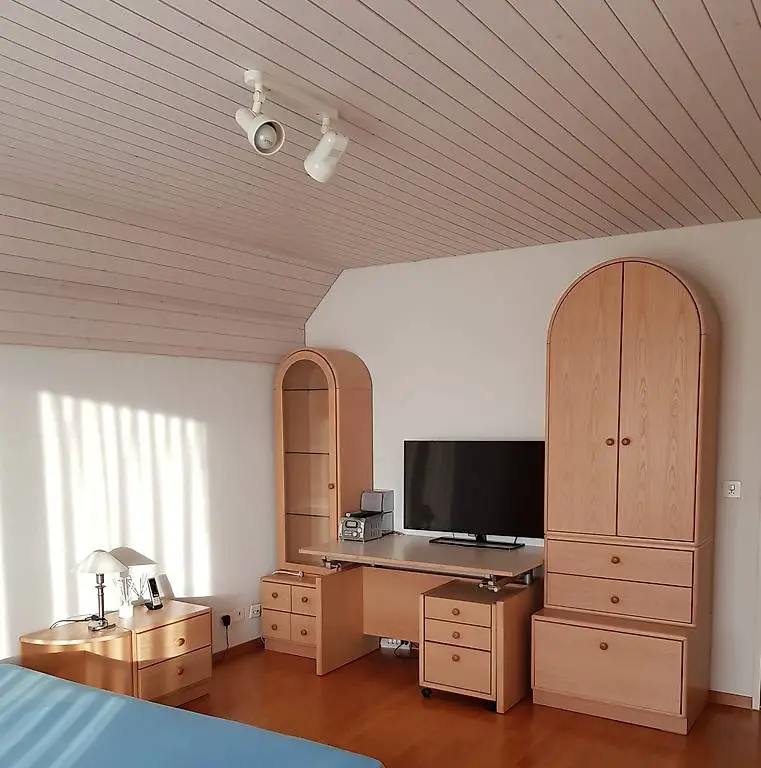 Wohn/Schlafzimmermöbel aus Esche