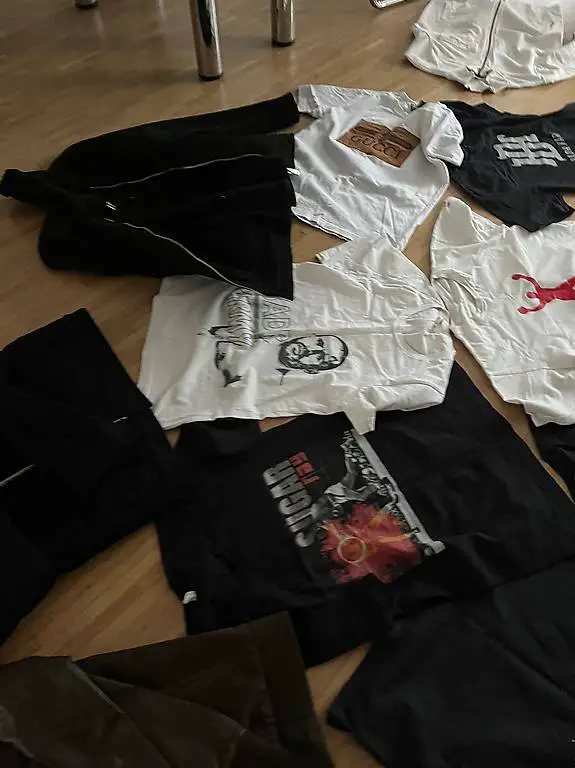 Die Jacken und T-Shirts