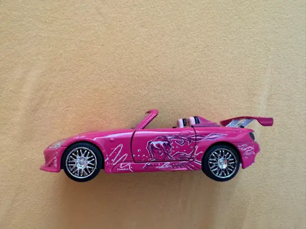 Rassiges pinkes Aufziehauto / Cabrio