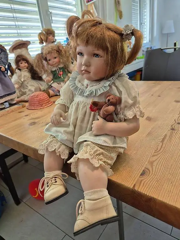 Künstlerpuppe Heidiland, sitzend, mit Teddy