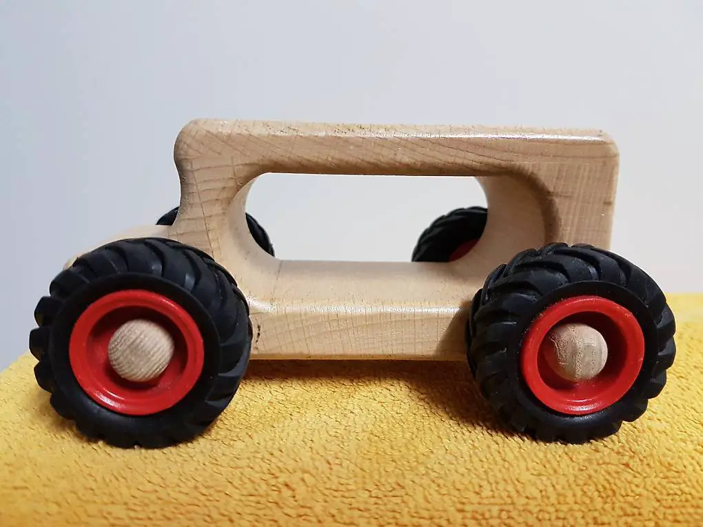 Holzauto mit Gummireifen