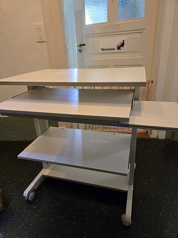 Computertisch gratis abzugeben
