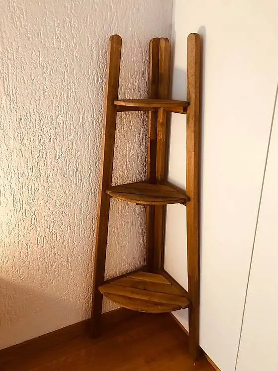 Eckregal aus Holz