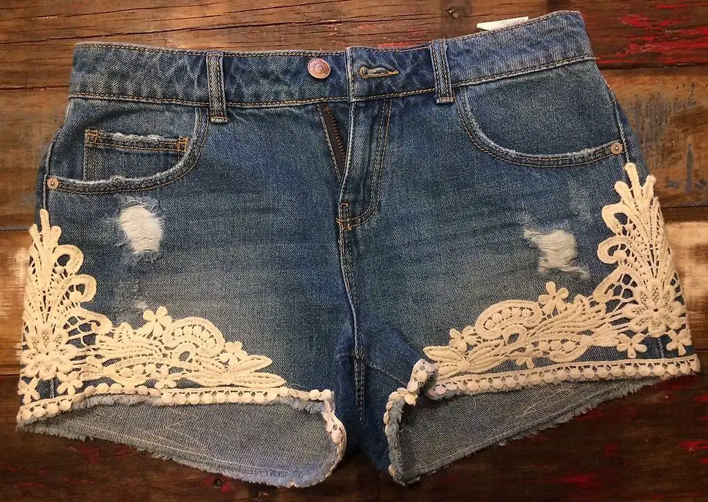 Jeansshorts mit Stickereien