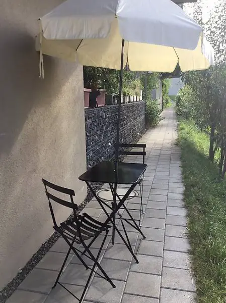 Alter Gartentisch/Balkontisch mit 2 Stühlen und Schirm