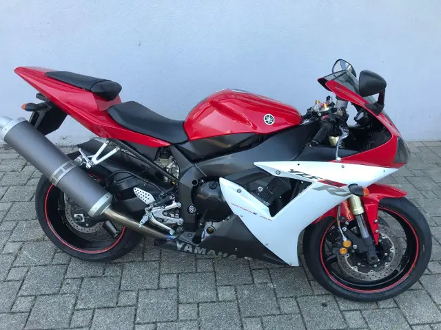 YAMAHA R1