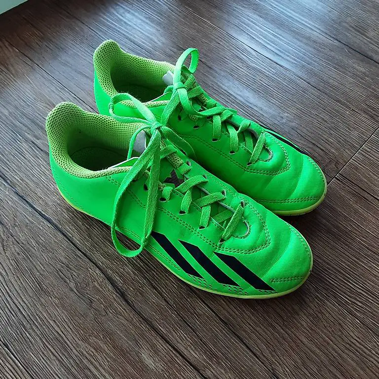 Hallenturnschuhe adidas Grösse 33