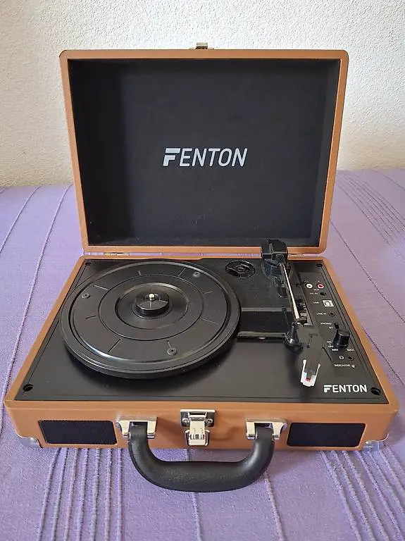 plattenspieler mit einigen lps