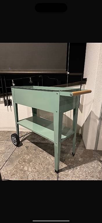 Aiuola rialzata con due ruote verde