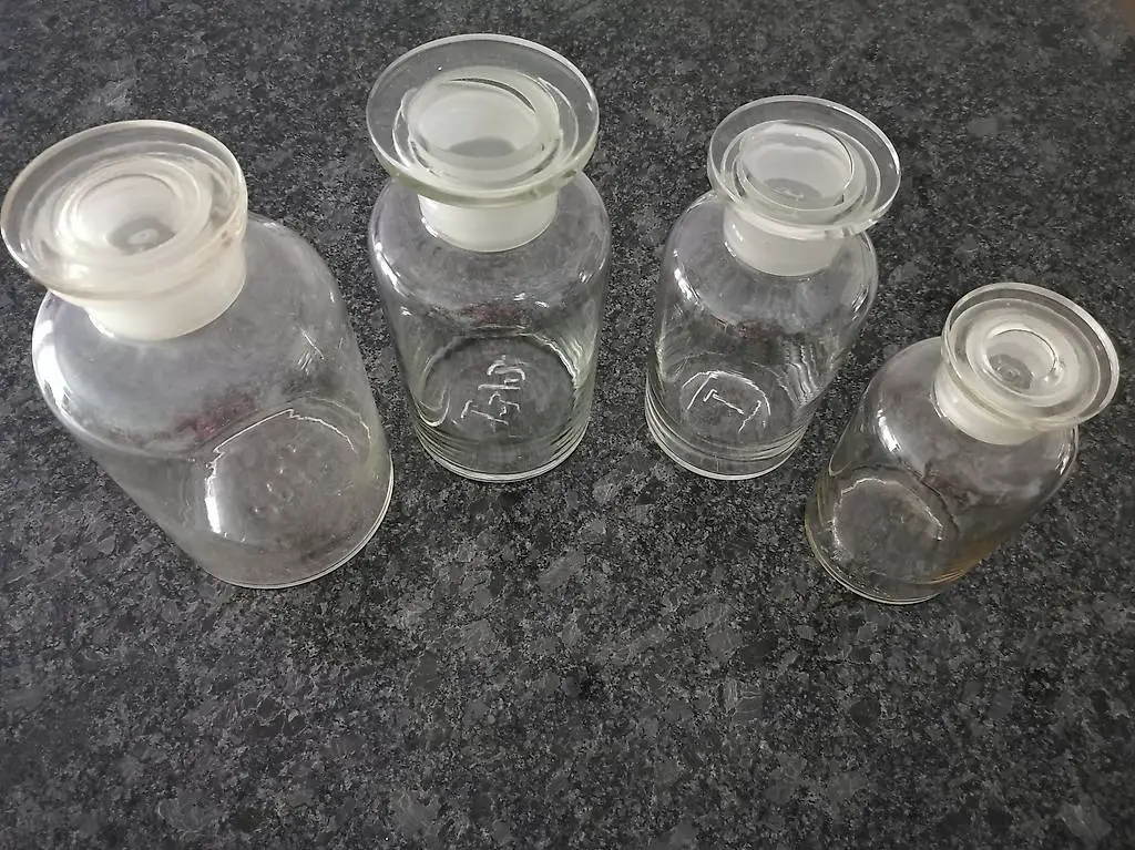 Apothekerflaschen mit Glasstopfen