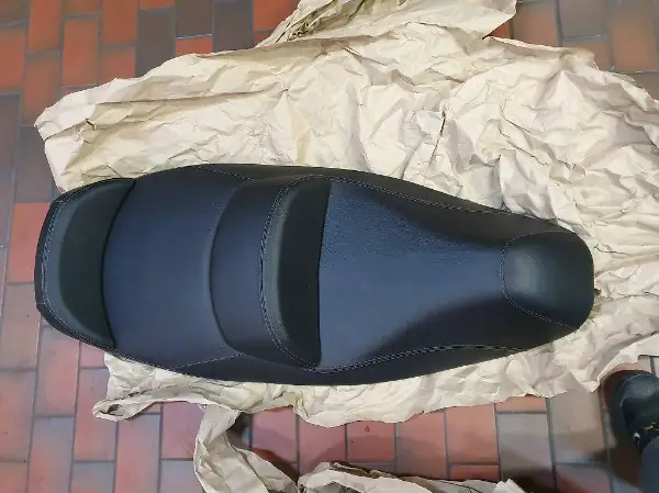 Piaggio MP3 Sattel Neu Jg. 2018