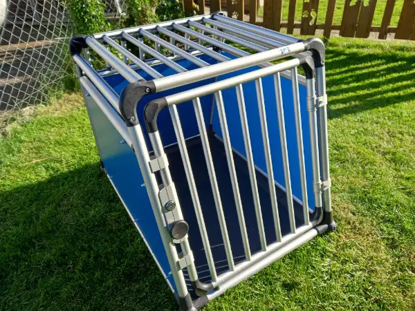 Robuste Qualitätshundebox von Swisspet