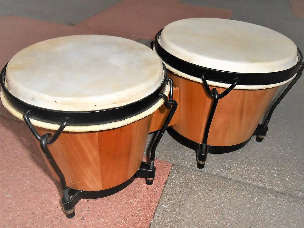 Bongo (Paar) mit Naturfellen 6"+7" und Holzkörper (NEU)