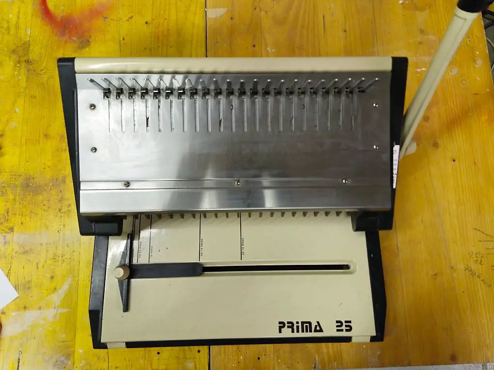 Stanz-und Bindemaschine