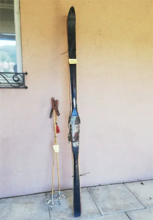 SET antike Ski mit Kabelbindung, Stöcke, Felle