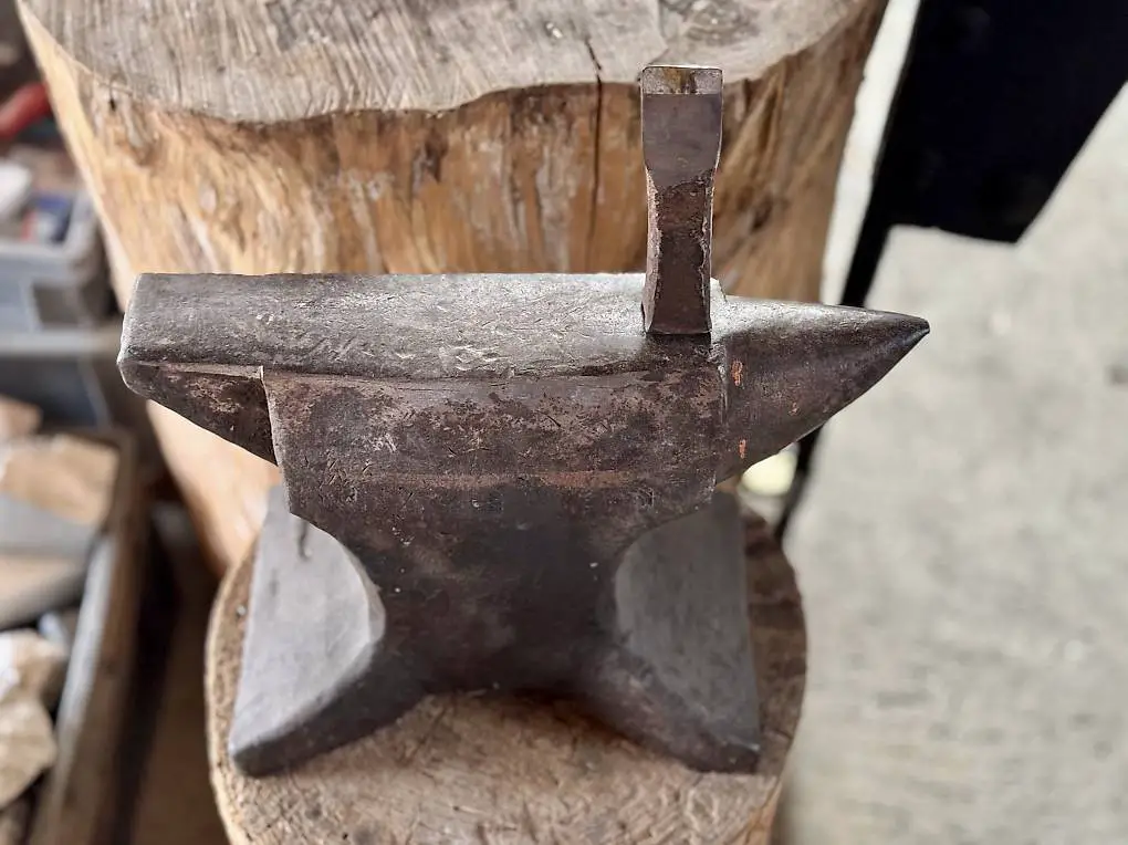 Amboss 50kg mit Holzstock