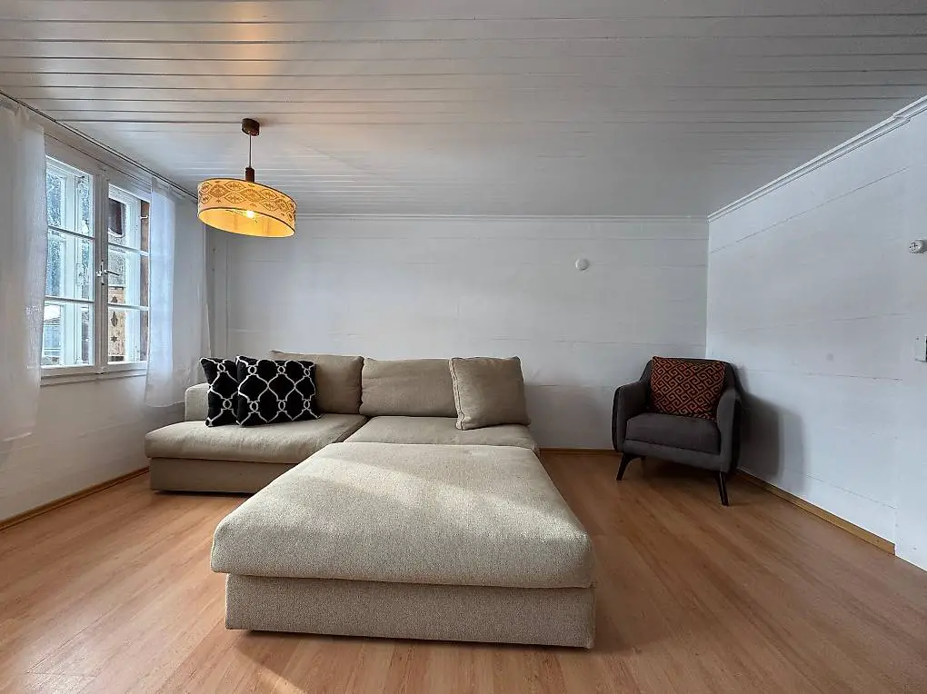 Helles Stoffsofa (Beige) in sehr guten Zustand mit Fussteil