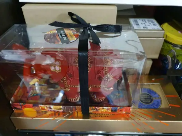 Verschiedene schöne Kerzen mit Motiven