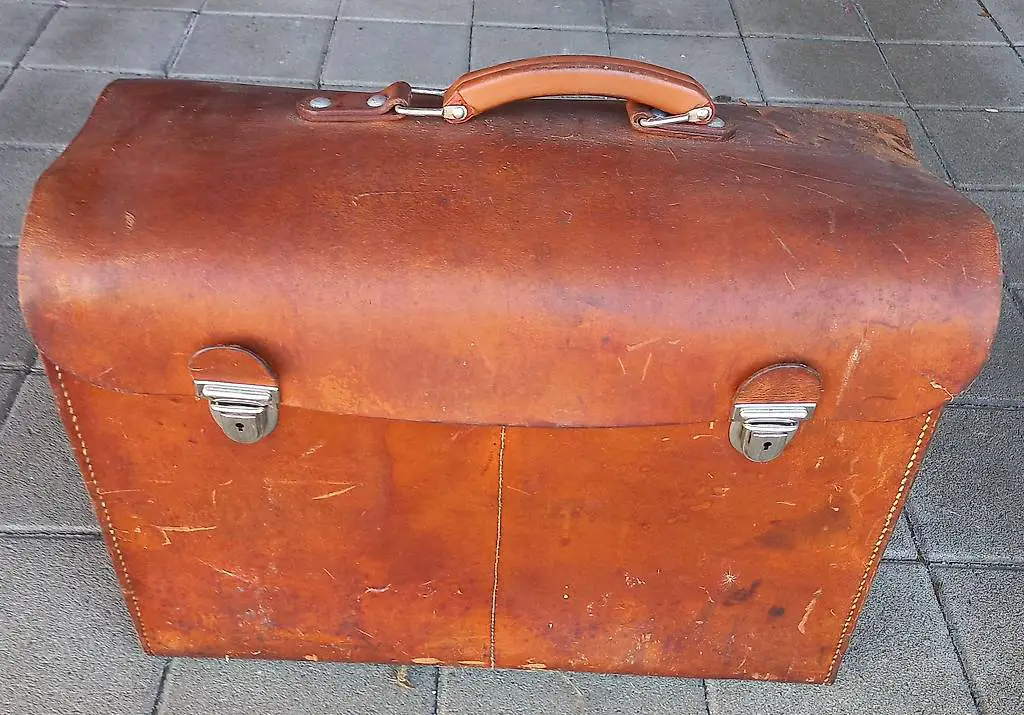 Werkzeugkoffer aus dickem Rindsleder.