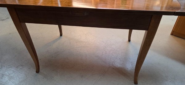 Antiker Esstisch, ausziehbar, Nussbaumholz, furniert