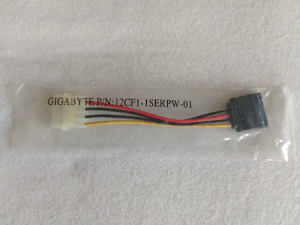 Gigabyte 12CF1-1SERPW-01 Kabel, ca. 10 cm