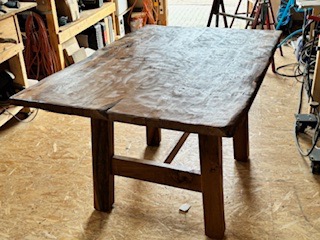 Eichentisch aus massivem Eichenholz