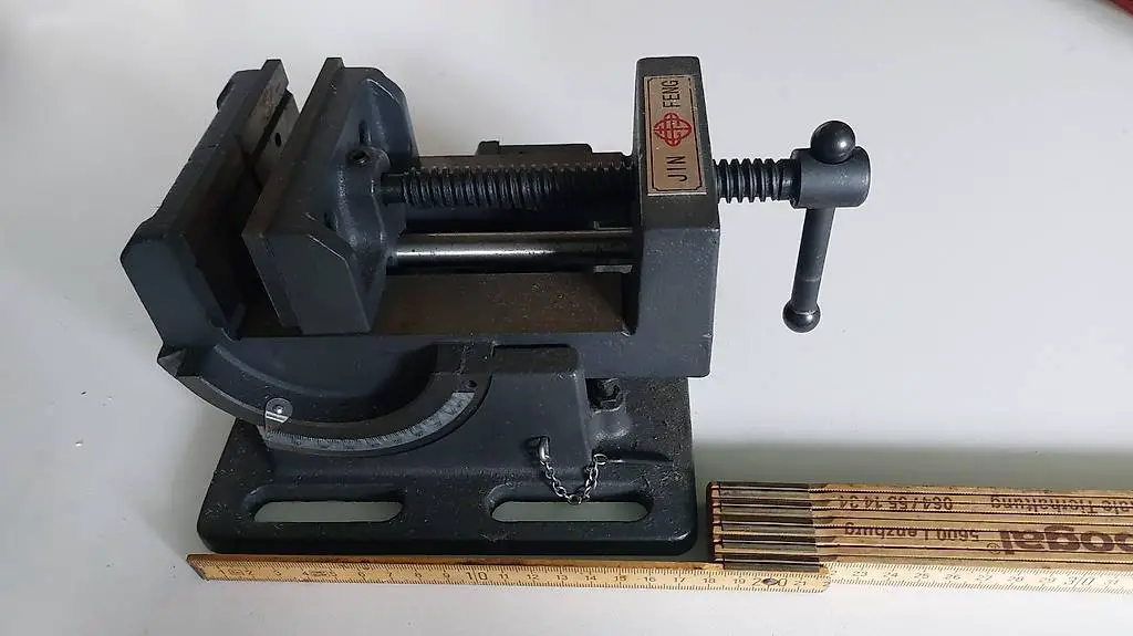 Maschinenschraubstock mit Neigungstisch