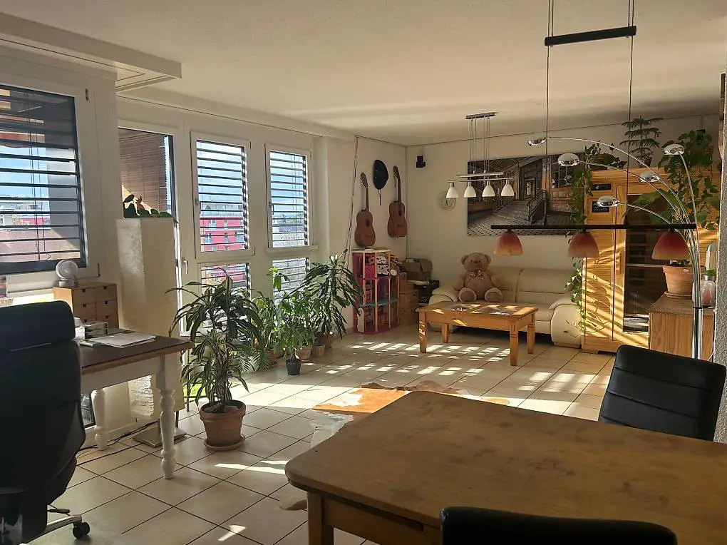 Helle grosse Whg im Zentrum mit TG Platz