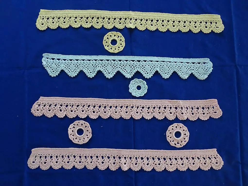 4 Spitzen-Bordüren mit passendem Aufhänge-Ring. Handarbeit
