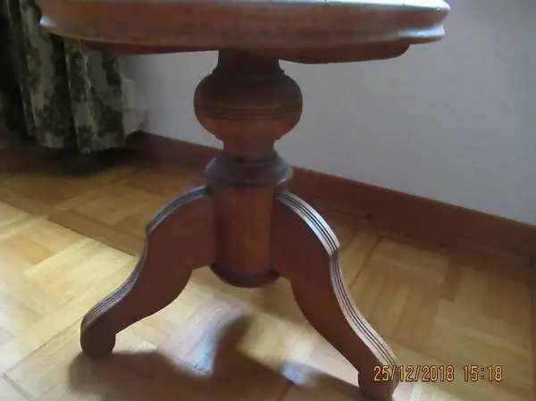  Beistelltisch, Tischchen, Lochplatte, Stuhl?