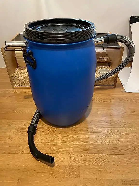 Sägemehl-Absaugbehälter für Nagerkäfige