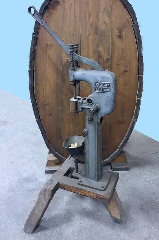 Alter Flaschenverkorker VÖGELI & CIE AG | mit Holzgestell