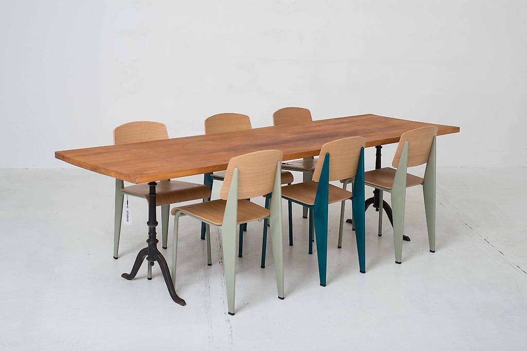 Langer Beizentisch mit Horgenglarus Gusseisenfüssen