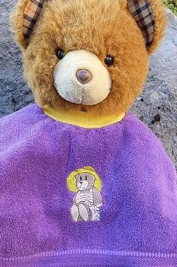 Lätzli bestickt, Bär mit Sonnenhut