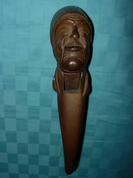  Nussknacker Mann mit Kopftuch