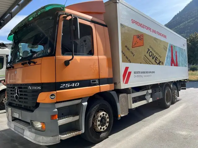 MERCEDES-BENZ, Actros 2540 6x2 EX3, Kunststoffkoffer isoliert